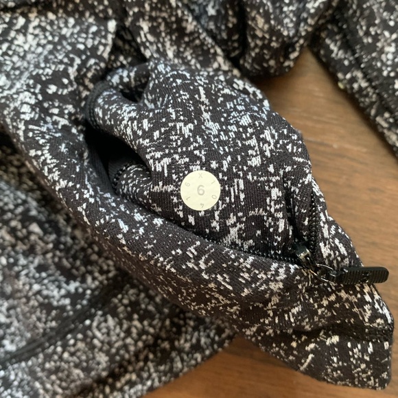 Lululemon Lightly Jacket - Picture 9 of 9